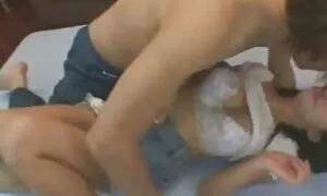 یک داستان سکسی منشی دکتر دانش آموز مشکوک با لباس در مورد تجاوز قرار گرفت.
