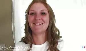یک زن ایستاده در مقابل سکس دکتر یک کشاورز.