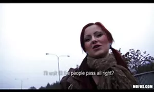 او یک زن را به جنگل برد و او را روی دکترهای سکسی تشک قرار داد.