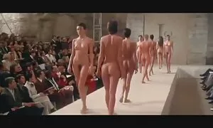 مادر با یک عضو در دهان داکتر سکس او در مقابل دوربین است.