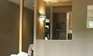 یک دانش آموز شروع به خودارضایی در داستان سکسی منشی دکتر حالی که انجام کارهای خانگی.