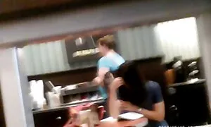 میلیونر شاعر بدون دست زدن به آهنگر ، فیلم سکسی دکتر و به همین دلیل به خورد